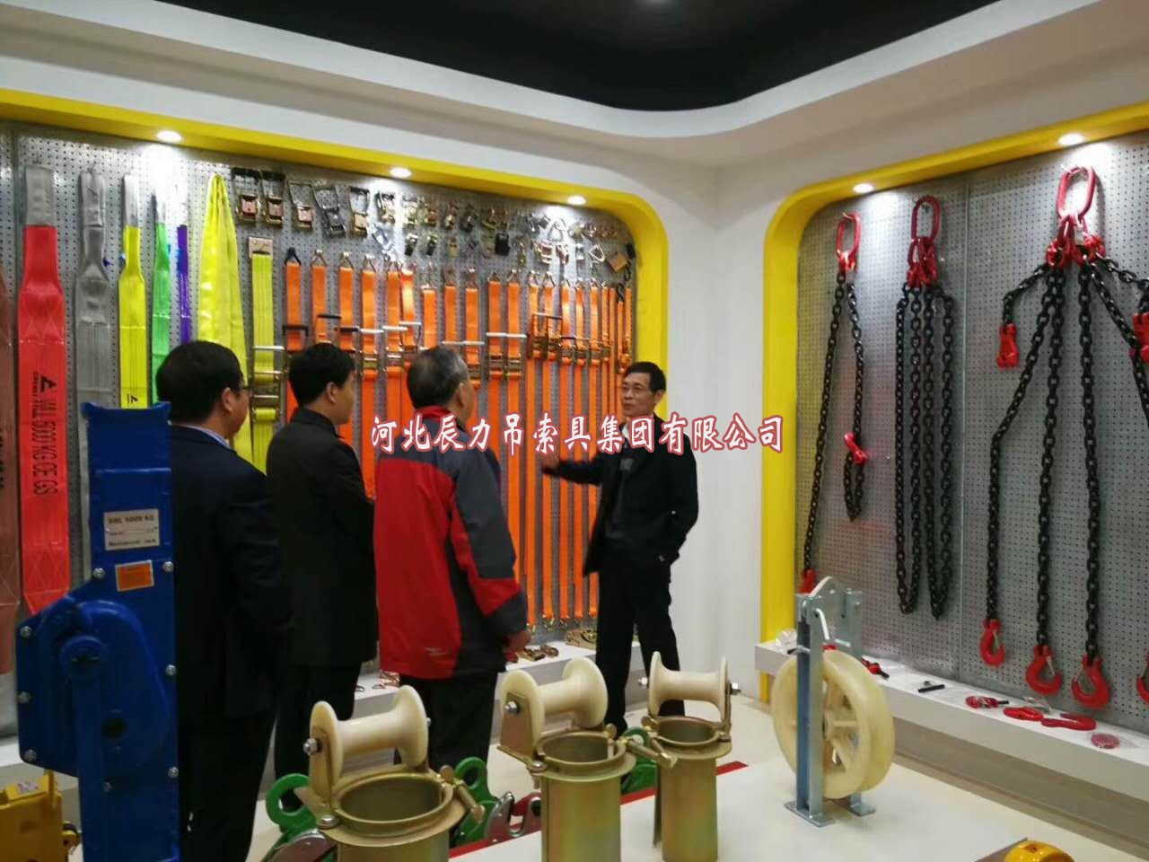 吊裝帶專業(yè)知識技師為領導們講述辰力吊裝帶規(guī)格型號和吊裝帶使用方法